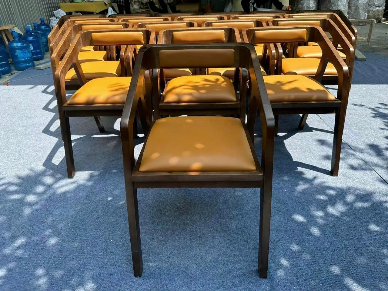 كرسي من الخشب الطبيعي لغرفة الطعام الخاصة بك.