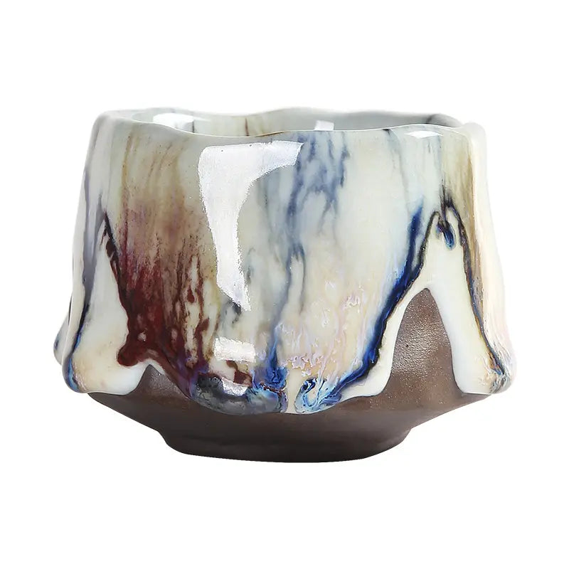 كوب شاي سيراميك مصنوع يدويًا على الطراز الياباني مع طبقة من الثلج المتشقق.