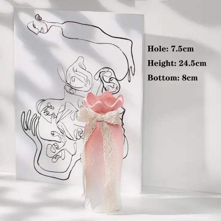 مجموعة من المزهريات الأنيقة المختلفة.