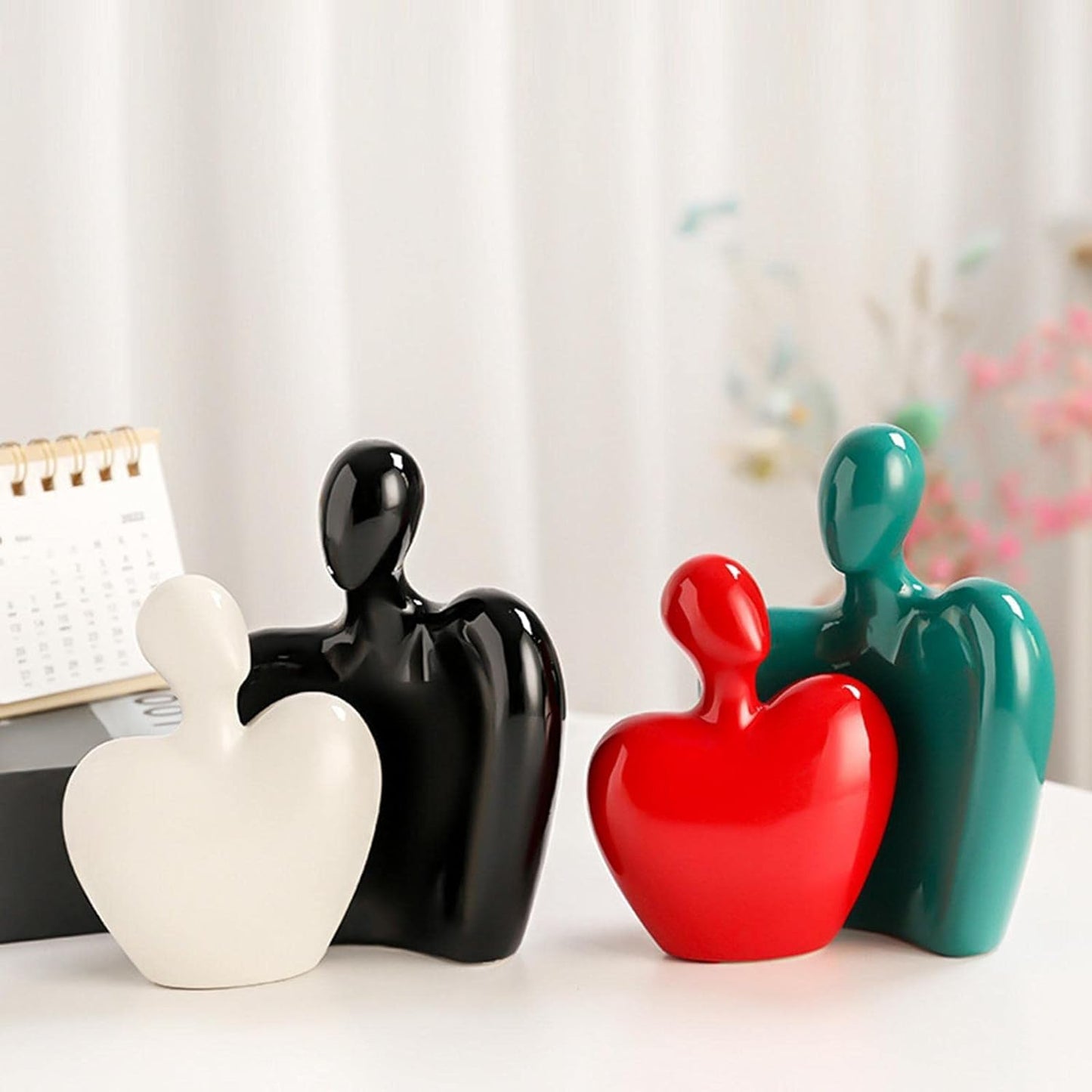 تمثالان لعاشقين عاطفيين؛ ديكور رومانسي وخالد للمكتب والمنزل وحفل الزفاف باللونين الأحمر والأخضر.