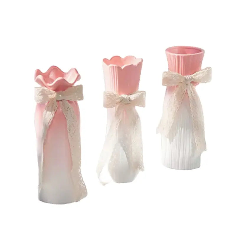 مجموعة من المزهريات الأنيقة المختلفة.